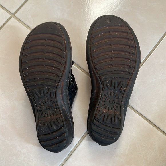 Ugg low heel sandals- very good condition - Picture 5 of 7